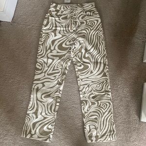 BRAND NEW! Never worn before. De Base jeans zebra brown/white print.